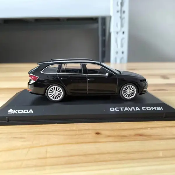 Skoida Octavia Combi 1:43 Scale Diecast Model - Image 3