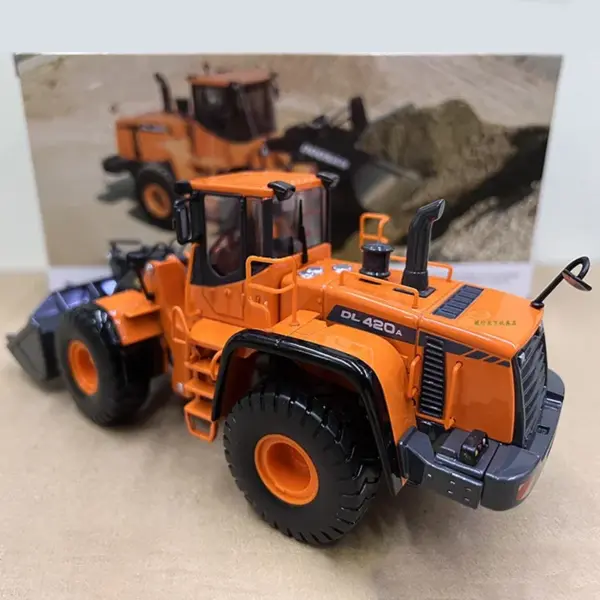 1:40 Scale DOOSAN DL420A Diecast Loader Model - Image 5