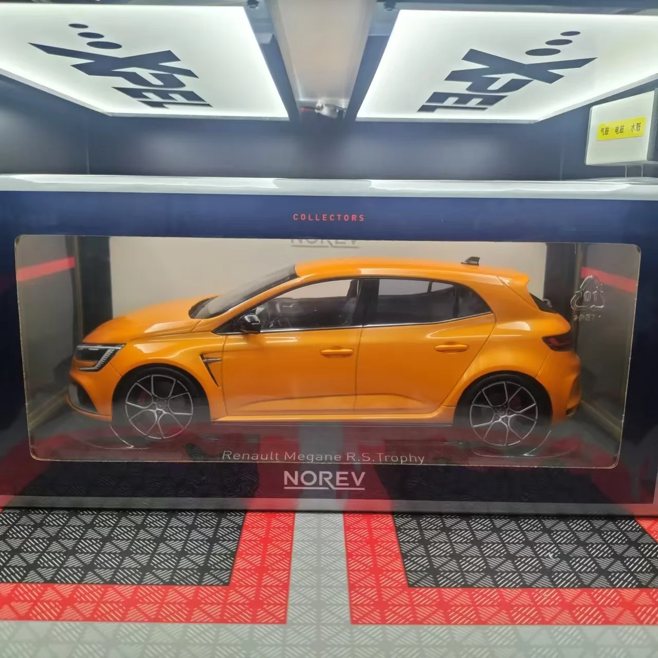 1:18 Scale Renault Megane R.S Trophy-R Model 7 1:18 Scale Renault Megane R.S Trophy-R Model - Image 7