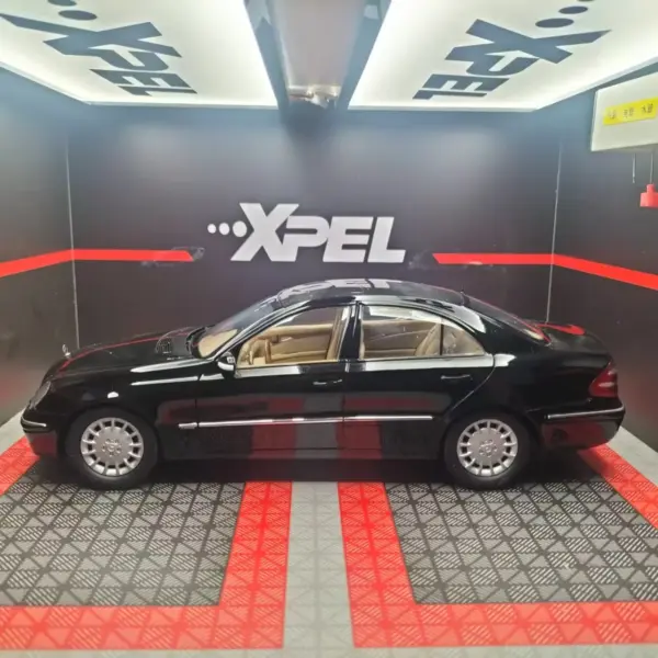 Benz E-class W211 1:18 Model with Flaws - Image 4