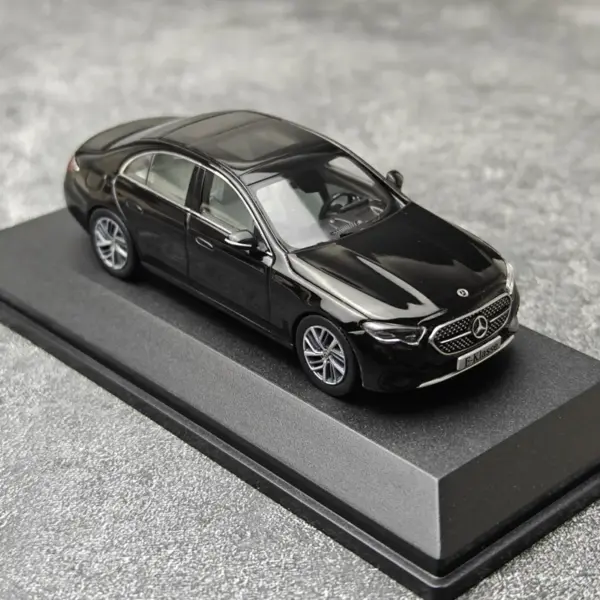 1:43 Scale Benz E450 W214 Model Car Collectible - Image 3