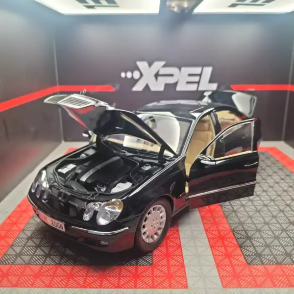 Benz E-class W211 1:18 Model with Flaws - Image 6