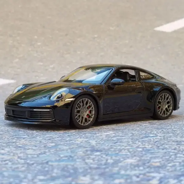 1:24 Porsche 911 Carrera 4S Diecast Model - Image 9