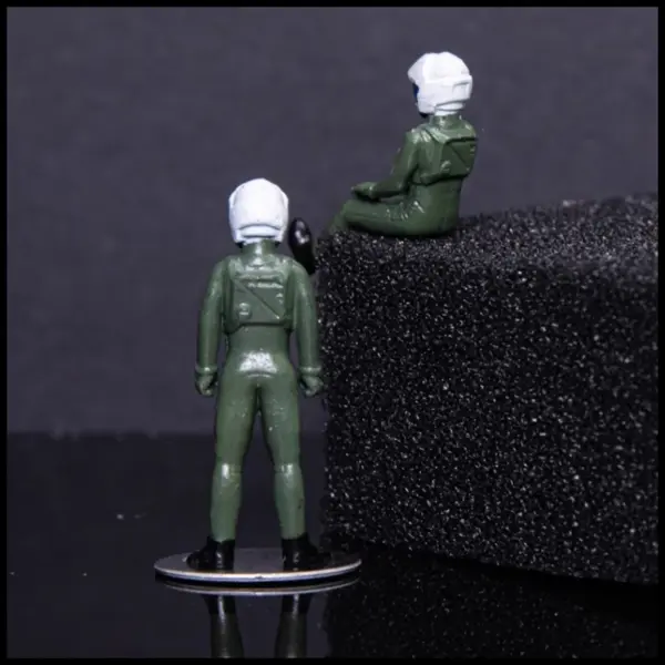 1:72 Modern Pilot Doll Model Set, 2 Figures - Image 3