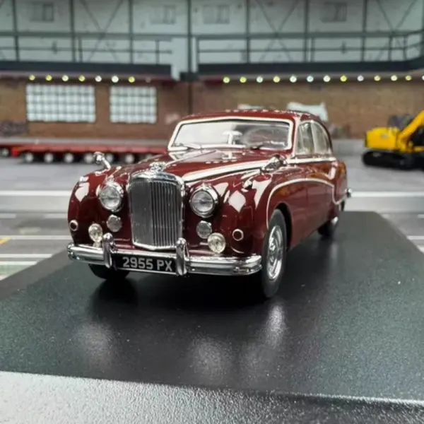 Jaguar Luxury Coupe 1:43 Diecast Model Car - Image 4