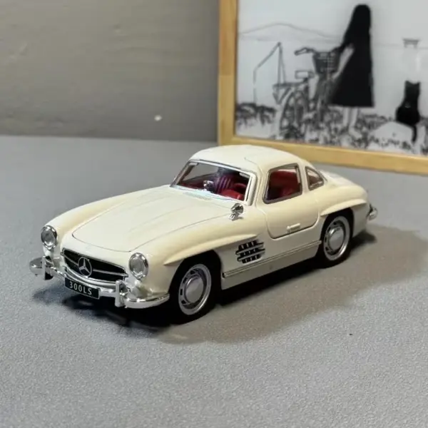 1:32 Mercedes Benz 300SL Diecast Model Car - Image 2