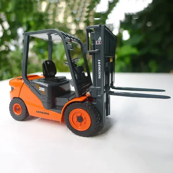 1:35 Scale Diecast LG30DT Forklift Model - Image 4