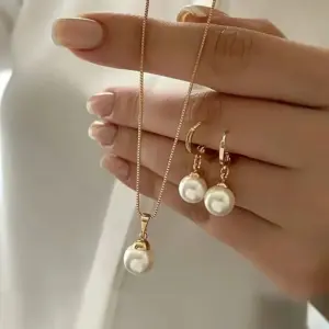 Vintage Pearl Jewelry Set with Earrings and Necklace