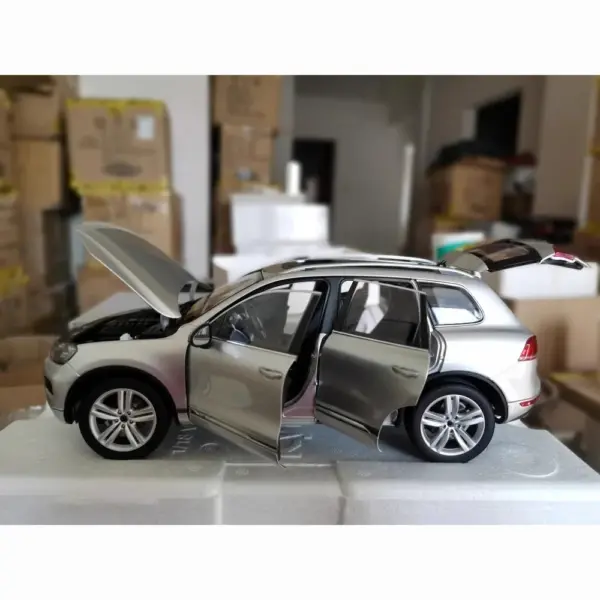 Volkswagen Touareg 2010 SUV Alloy Model 1:18 Flaws - Image 4