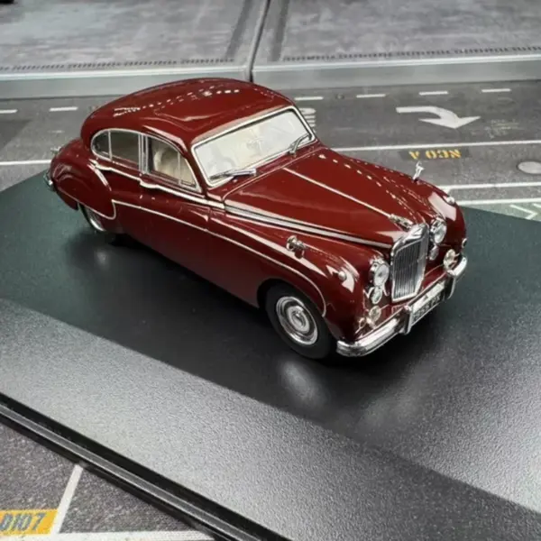 Jaguar Luxury Coupe 1:43 Diecast Model Car - Image 5