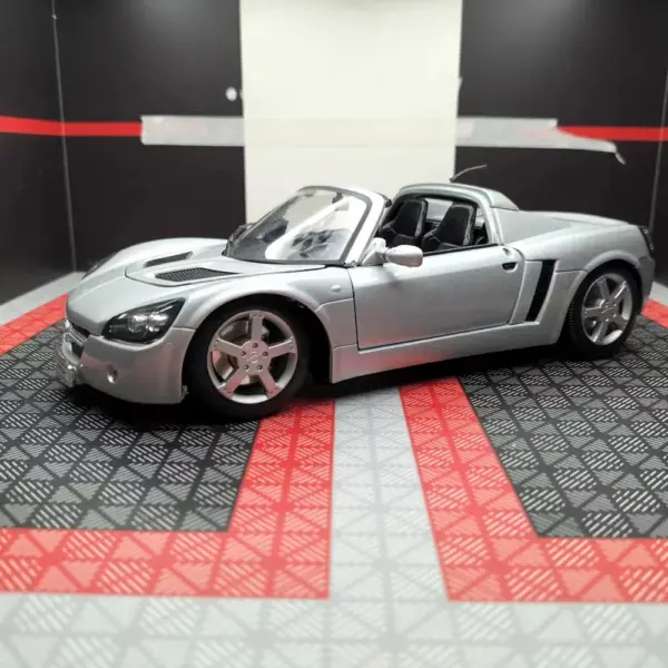 1:18 Scale Defective Opel Speedster Model Car - Image 2