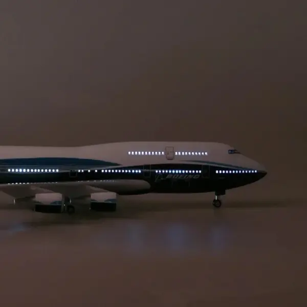 1/160 Boeing 747 Resin Aircraft Model with Light - Image 4