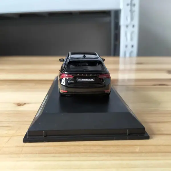 Skoida Octavia Combi 1:43 Scale Diecast Model - Image 5