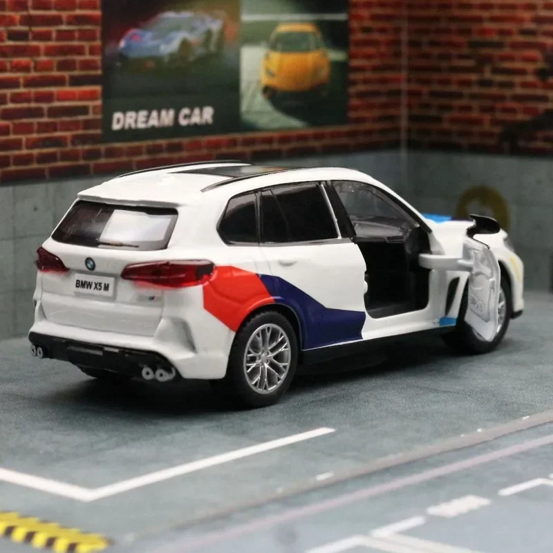 BMW X5 M Sport 1:43 Diecast Model Car 4 BMW X5 M Sport 1:43 Diecast Model Car - Image 4