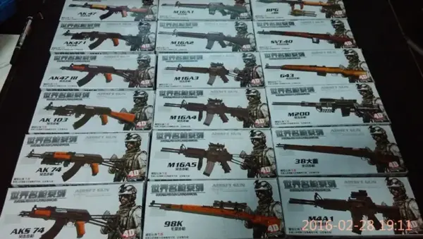 18 Pcs 1:6 Scale Model Guns Set - Image 2