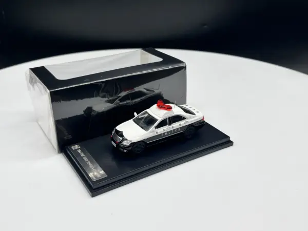 DCM 1:64 Diecast Alloy Aichi County Police Car - Image 4