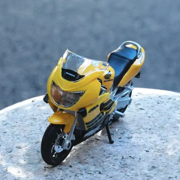 Maisto 1:18 Honda CBR 600F4 Diecast Motorcycle - Image 4