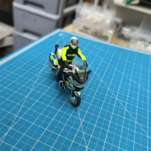 1:64 Scale Police Figure Model for Display - Image 5