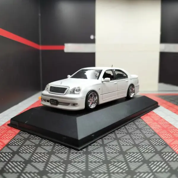 Diecast 1:43 Toyota UCF30 Celsior Model - Image 2