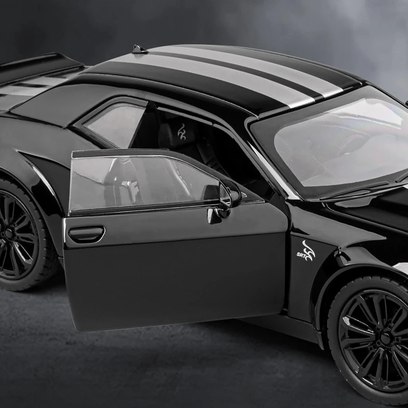 1:24 Dodge Challenger SRT Hellcat Diecast Model 5 1:24 Dodge Challenger SRT Hellcat Diecast Model - Image 5