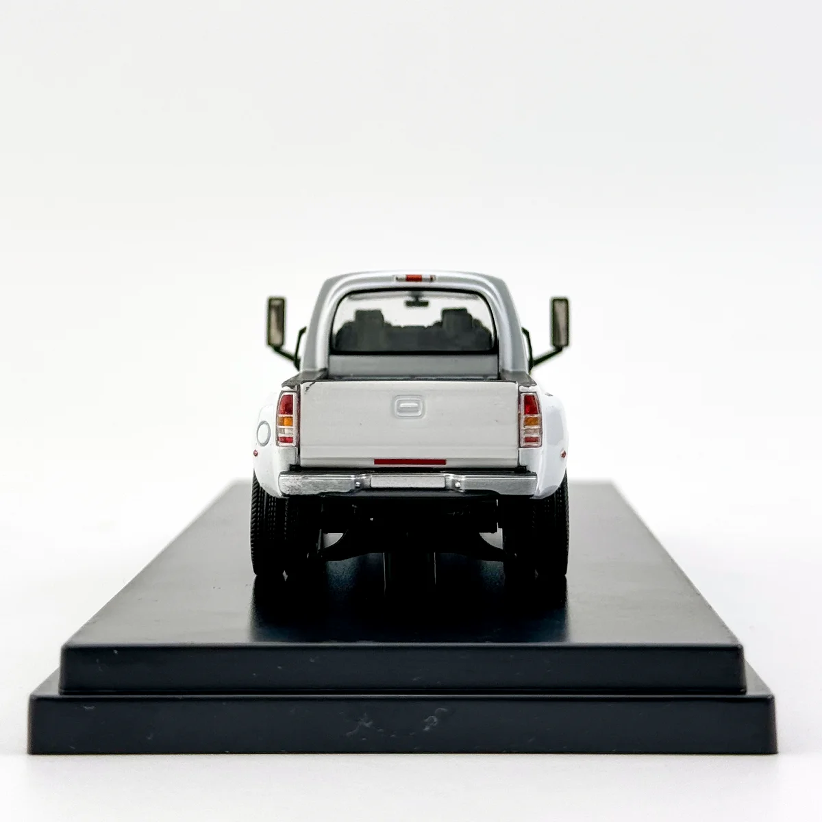 GOC 1:64 Chevrolet Kodiak Diecast Truck Model 3 GOC 1:64 Chevrolet Kodiak Diecast Truck Model - Image 3