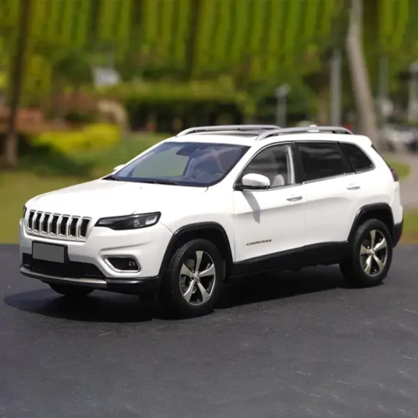 2020 Cherokee Diecast 1:18 Scale Model SUV - Image 3