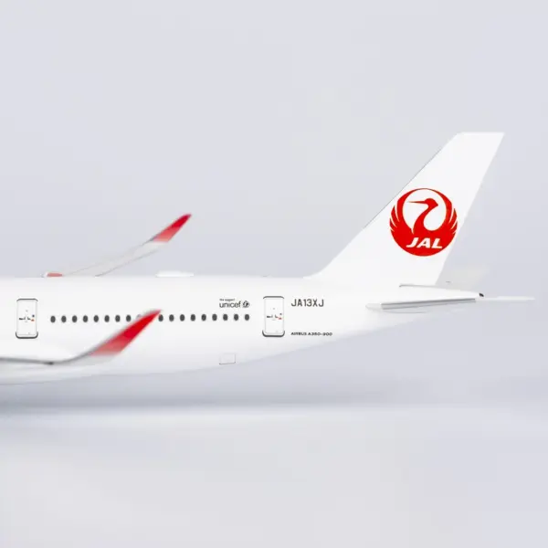 Japan Airlines Airbus A350-900 Diecast Model 1:400 - Image 6