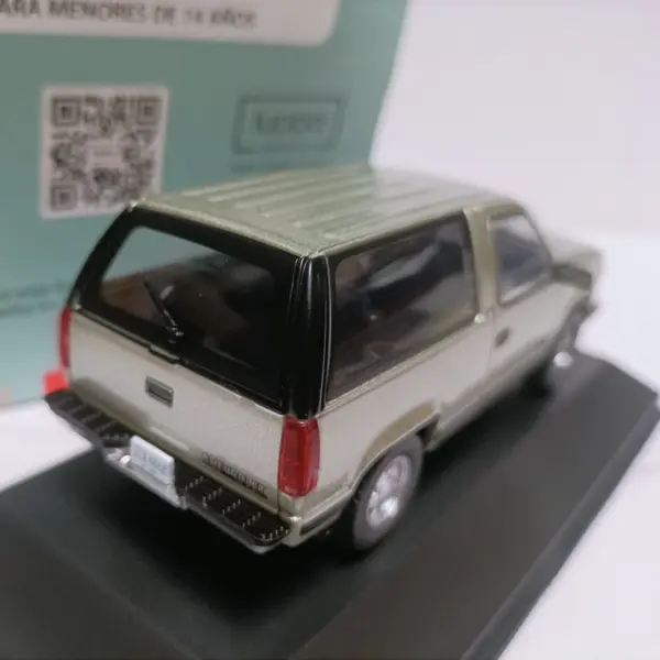 Ixo 1:43 Chevrolet Silverado Diecast Model - Image 3
