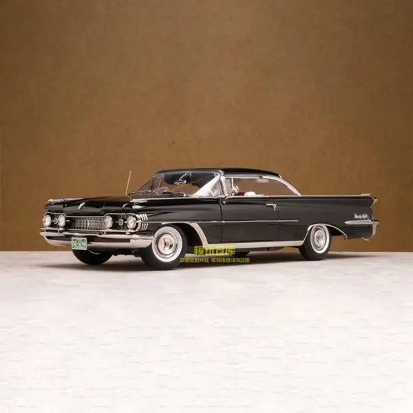 Diecast 1:18 Oldsmobile 98 Sedan Model - Image 6
