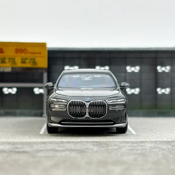 Mini GT 1:64 BMW i7 Diecast Model Car - Image 4
