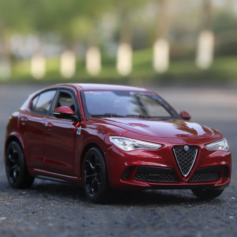 Bburago 1:24 Alfa Romeo Giulia Alloy Car Model 6 Bburago 1:24 Alfa Romeo Giulia Alloy Car Model - Image 6