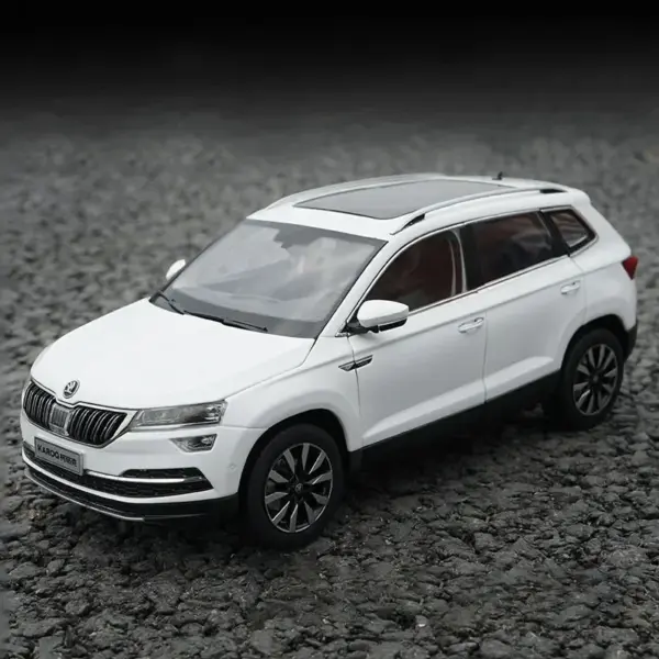 Skoda Karoq Diecast Model Car 1:18 Scale - Image 2