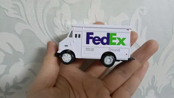 Diecast Alloy FedEx Car Model Replica - Image 3