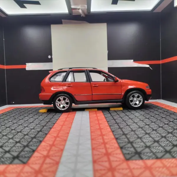 BMW X5 SUV 1:24 Model with Flaws - Image 3
