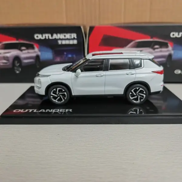 1/43 Mitsubishi Outlander Metal Diecast Model - Image 2