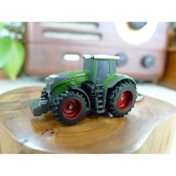 Fendt 1050 Tractor Keychain Green 1:128 Scale - Image 6