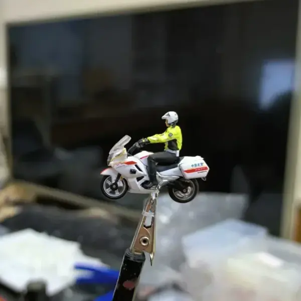 1:64 Scale Police Figure Model for Display - Image 3