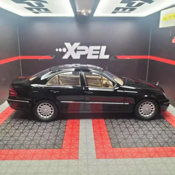 Benz E-class W211 1:18 Model with Flaws - Image 3