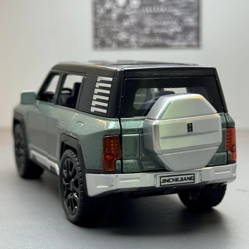 1:32 Scale BYD U8 Off-Road Car Model with Sound 4 1:32 Scale BYD U8 Off-Road Car Model with Sound - Image 4