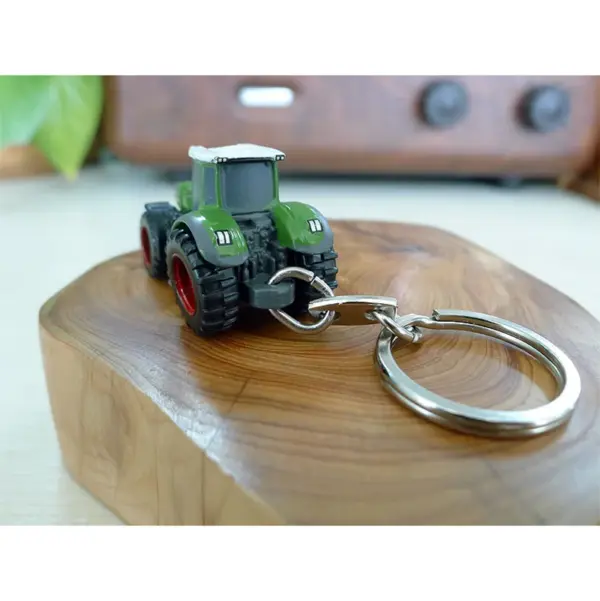 Fendt 1050 Tractor Keychain Green 1:128 Scale - Image 3