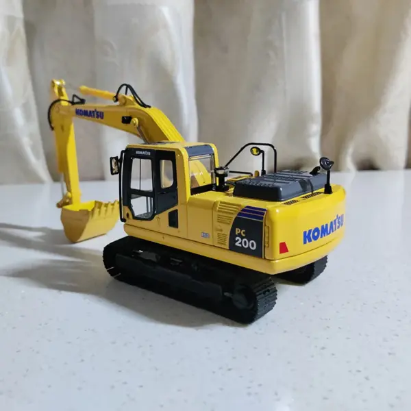 1:43 Scale Komatsu PC200-8M0 Excavator Model - Image 4