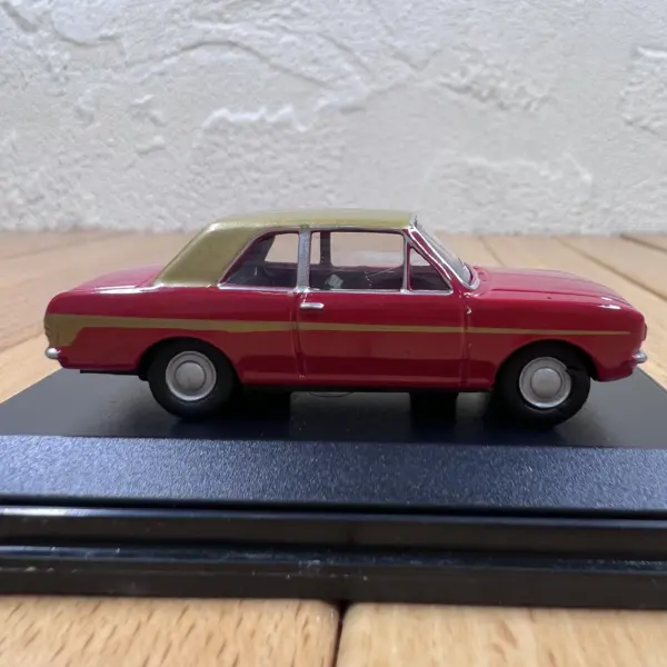Diecast Alloy 1:76 Cortina Vintage Car Model - Image 2