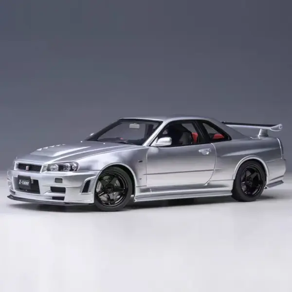 1:18 Nissan GT-R35 Nismo Model Car with Flaws - Image 7