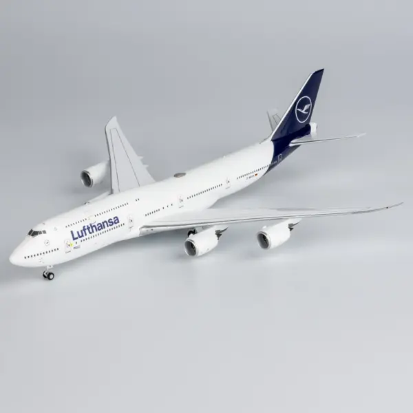 Lufthansa Boeing 747-8 Diecast Model 1:400 - Image 4