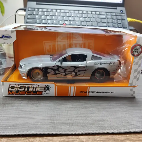 1:24 Scale 2010 Mustang GT Diecast Model Car - Image 5