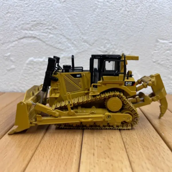 CAT D8T Crawler Bulldozer Alloy Model with Flaws - Image 2