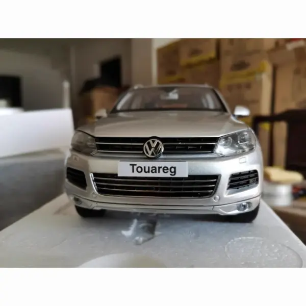 Volkswagen Touareg 2010 SUV Alloy Model 1:18 Flaws - Image 2
