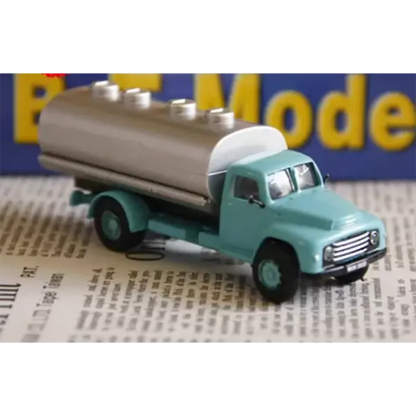 Diecast 1:76 Leyland Truck Model with Trailers - Image 3