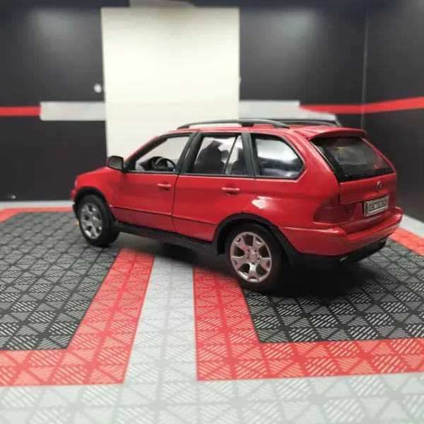 BMW X5 SUV 1:24 Model with Flaws - Image 2