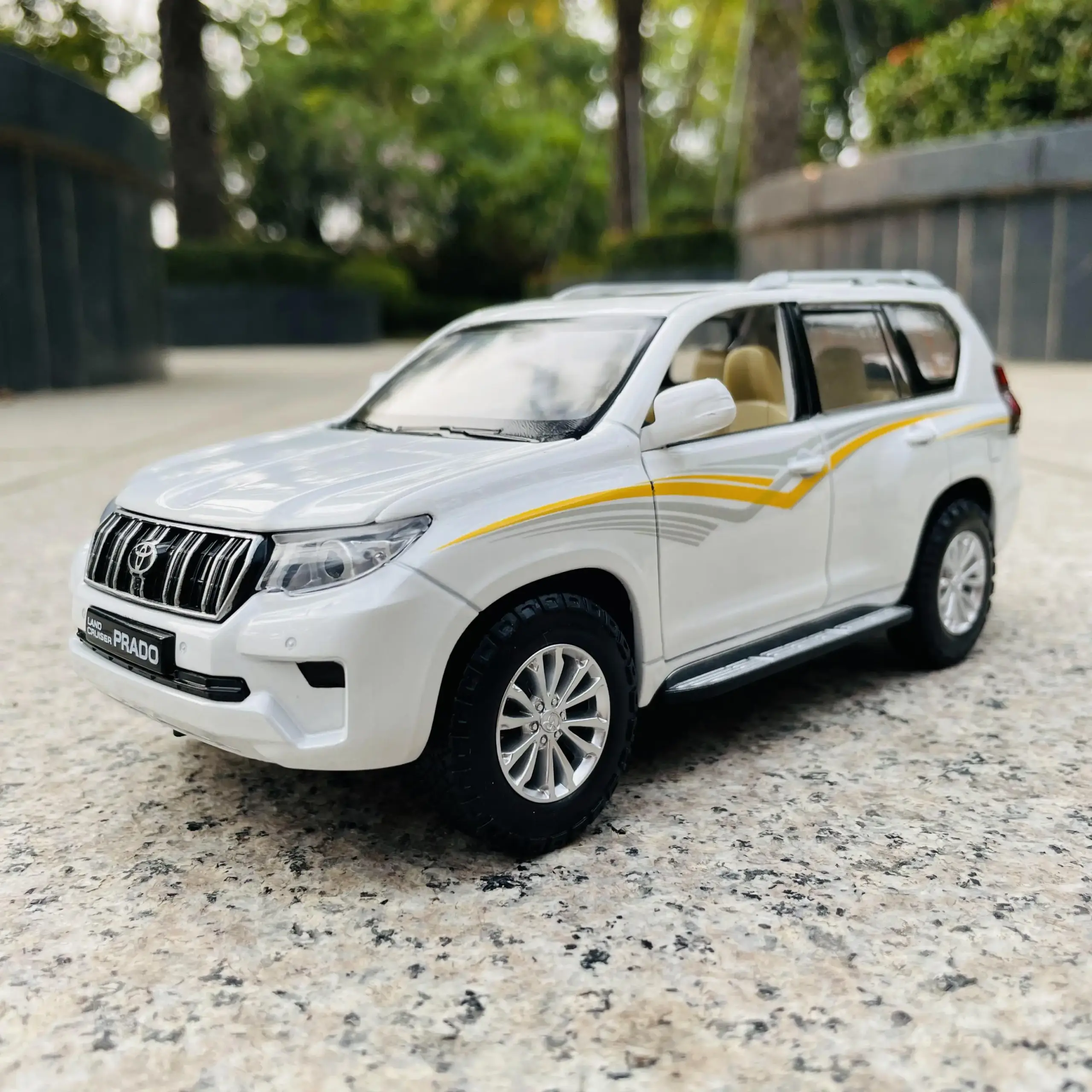 1:24 Scale BMW M4 DTM Alloy Car Model 30 1:24 Scale BMW M4 DTM Alloy Car Model - Image 30